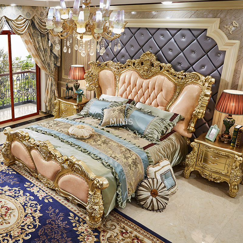 Schlafzimmermöbel, klassisches goldenes Echtlederbett aus Holz