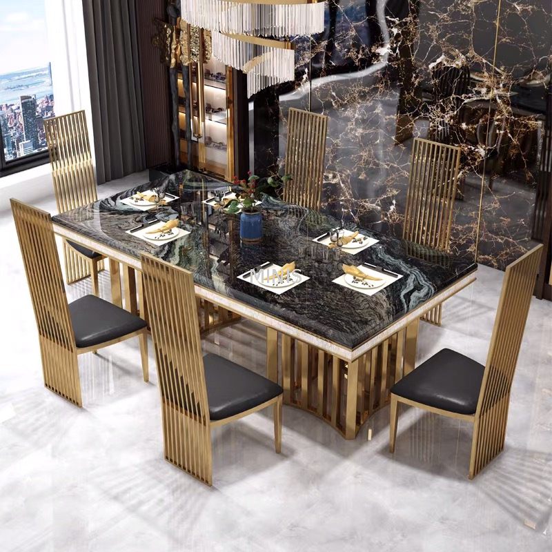 Moderner rechteckiger Esstisch aus goldenem Marmor mit Stühlen
