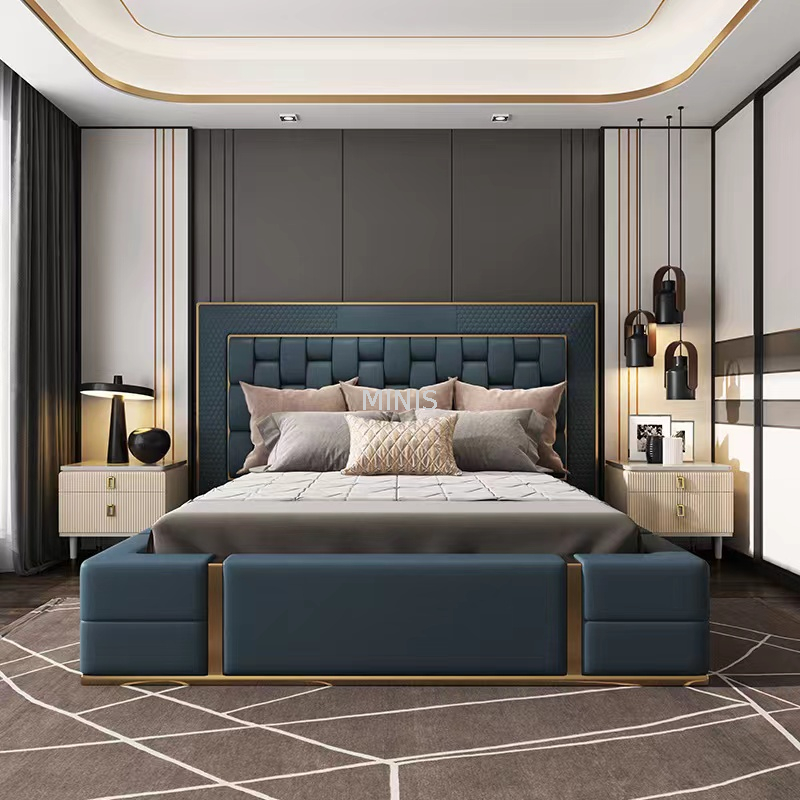 Schlafzimmer für Erwachsene, Goldmetall-Bett mit hoher Kopfstütze und braunem Samt
