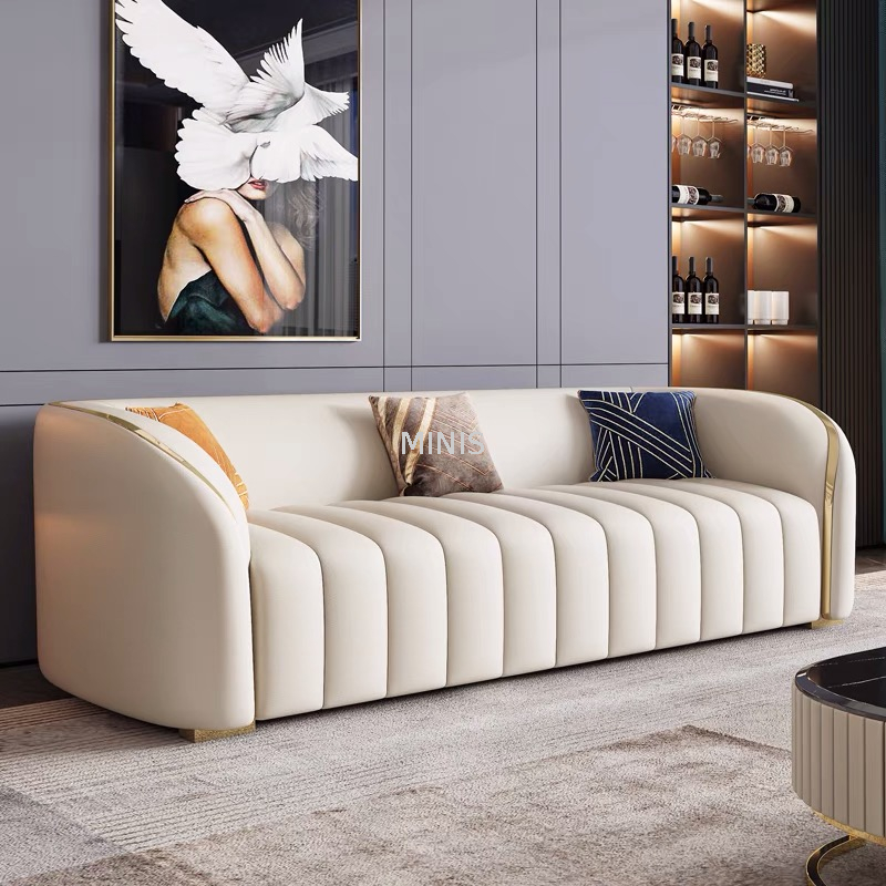 Modernes Wohnzimmer aus weißem Leder. Stilvolle 1+2+3-Sitzer-Sofas