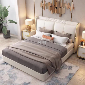 Schlafzimmer, bequeme Möbel, Doppelbett aus weißem Leder für Erwachsene