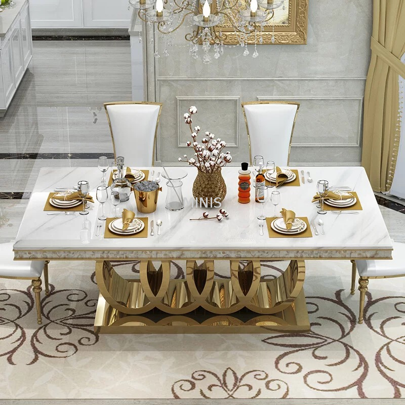 Moderner rechteckiger Esstisch aus goldenem Marmor mit Stühlen