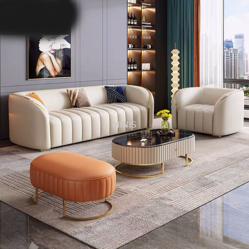 Modernes Wohnzimmer aus weißem Leder. Stilvolle 1+2+3-Sitzer-Sofas