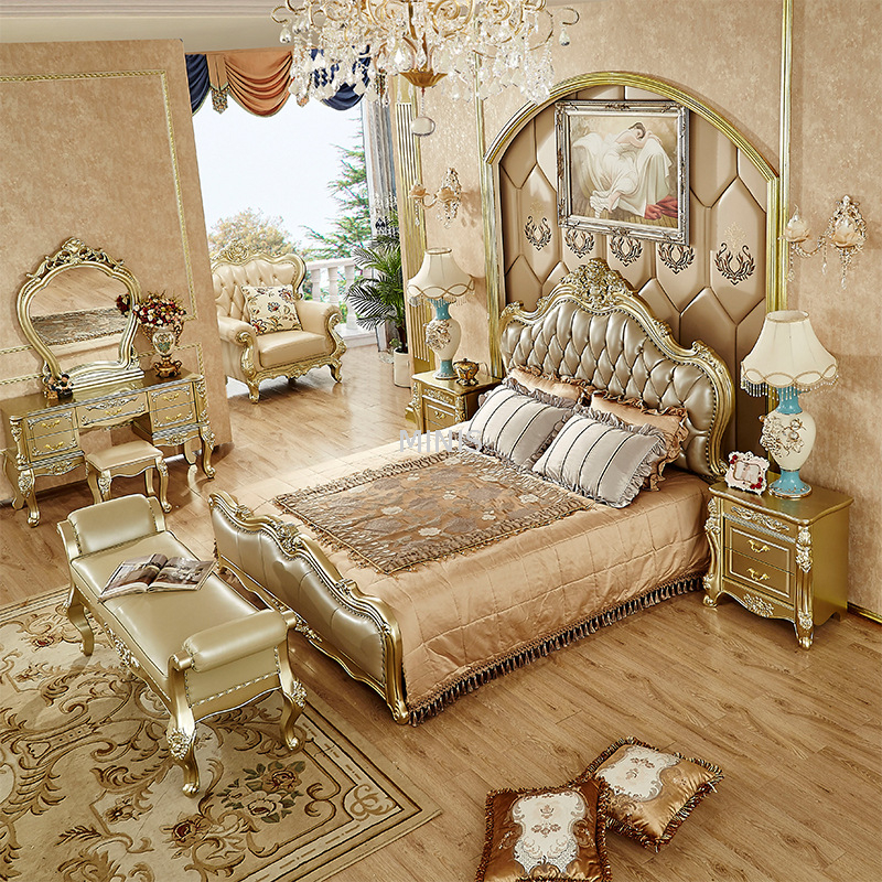 Schlafzimmer Schönes, bequemes Doppelbett aus massivem Holz und echtem Leder