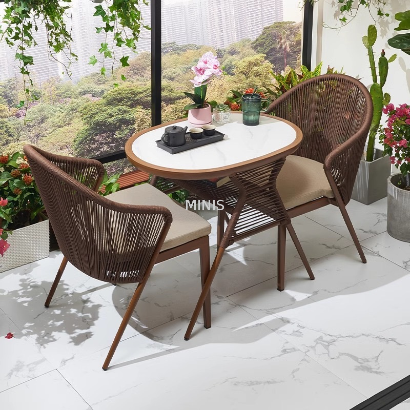 Esstisch für den Gartenbalkon im Freien und platzsparende Stühle