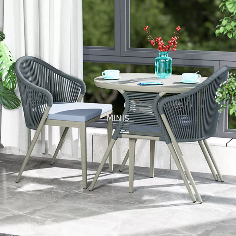 Esstisch für den Gartenbalkon im Freien und platzsparende Stühle
