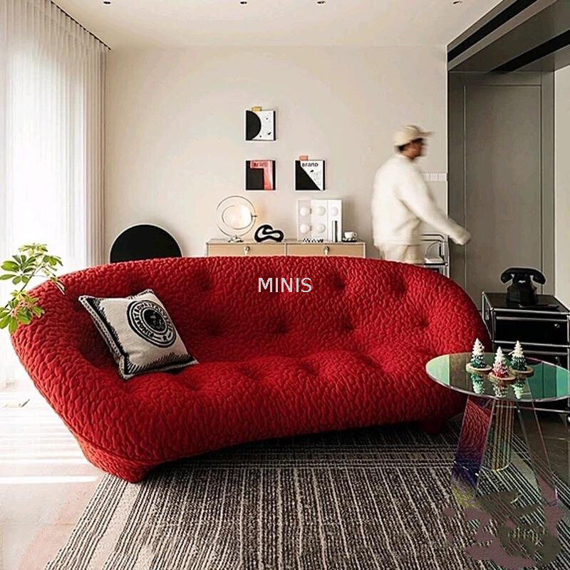 Moderne Möbel im Wohnzimmer, bequeme, schöne graue Couch