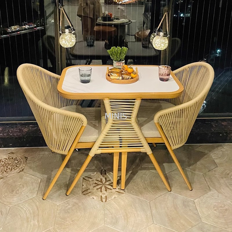 Esstisch für den Gartenbalkon im Freien und platzsparende Stühle