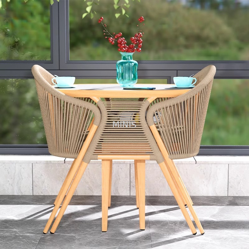 Esstisch für den Gartenbalkon im Freien und platzsparende Stühle