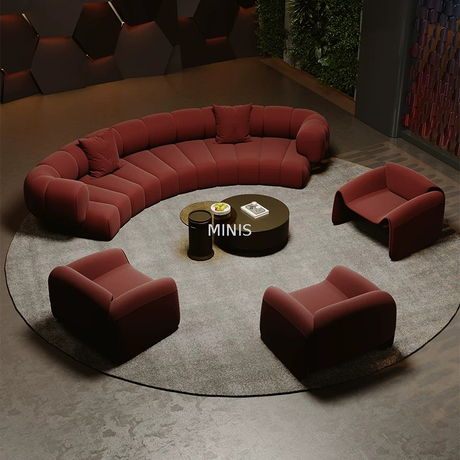 Lounge-/Wohnzimmer-Samt-Sofa mit gebogenen Kanten und Einzelstühlen