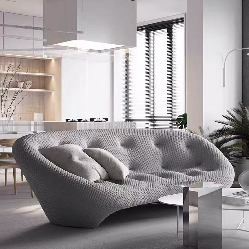 Moderne Möbel im Wohnzimmer, bequeme, schöne graue Couch